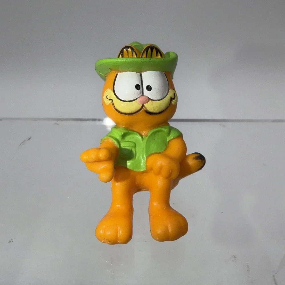 GARFIELD the Cat - SItting Figurine in Green Safari Hat and Vest-‎ 1981 - 2 1/4